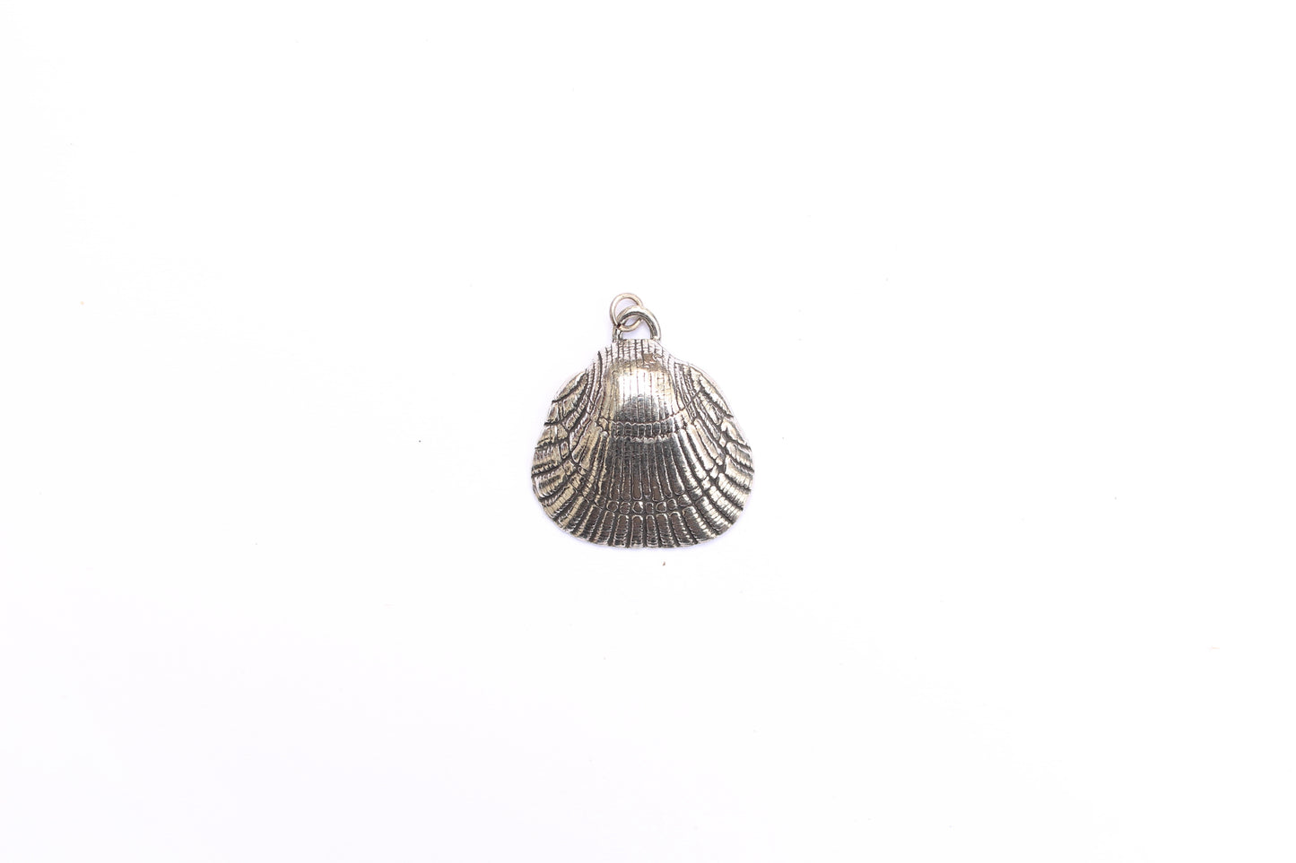 Shell Pendant in Britannium - Coastal Elegance in Every Detail