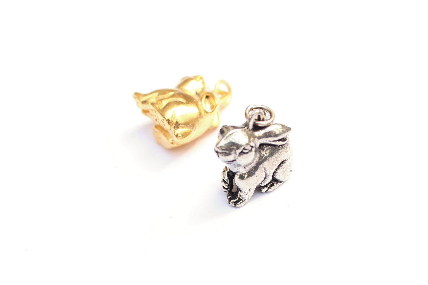 3D Rabbit Charm in Britannium – Timeless Elegance in Antique Replication