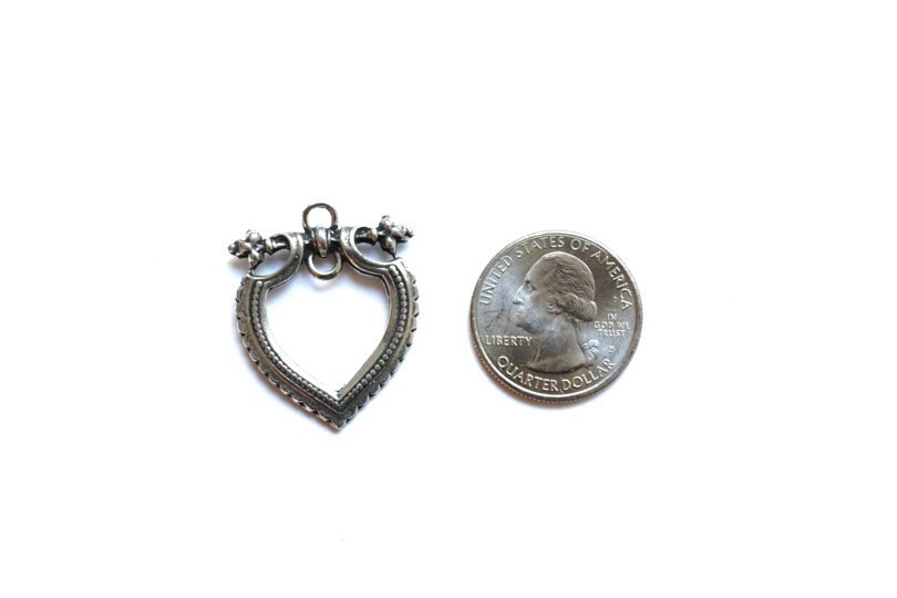 Gold Harp Component, Gold Charm, Gold Vintage Charm, Vintage Jewelry, Steampunk, Jewelry Component, Jewelry Supply, Antique Charm, Heart