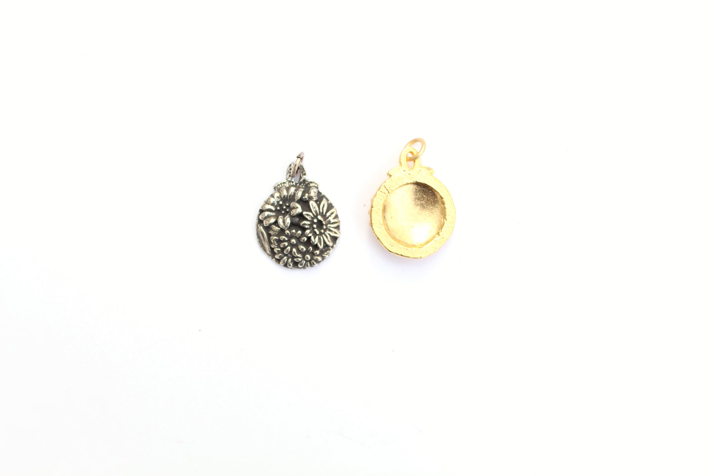 Round Bouquet Charm In Britannium  – Nature's Bloom in Timeless Metal
